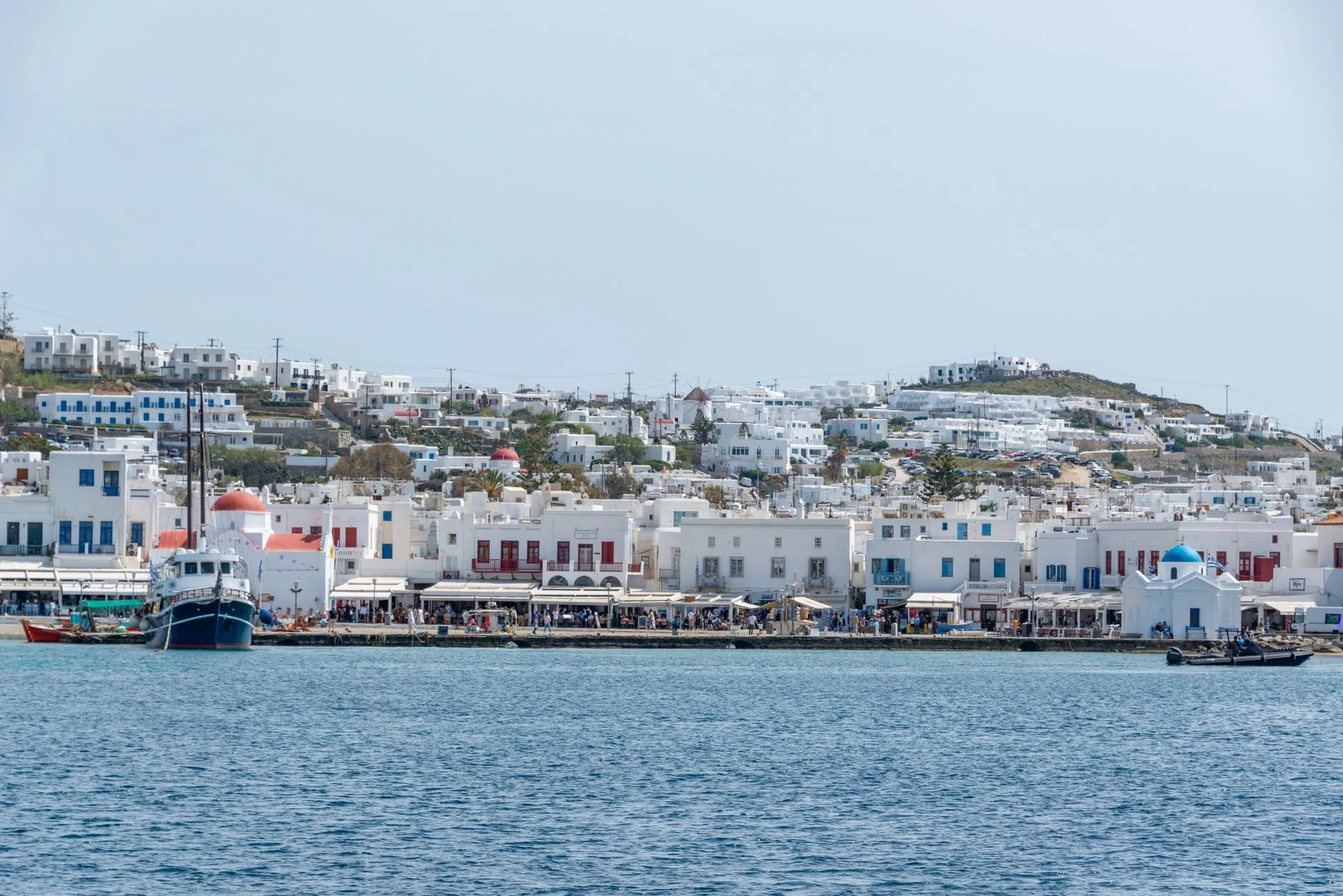 Maisons en bord de mer sur une île grecque des Cyclades vues depuis la mer