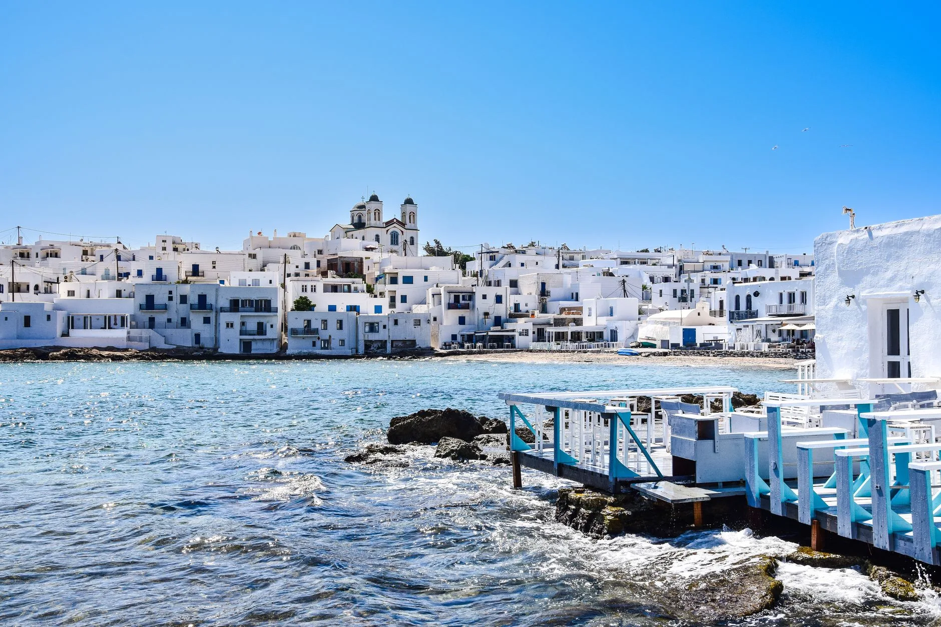 Ruelle blanche et chapelle sur une île des Cyclades