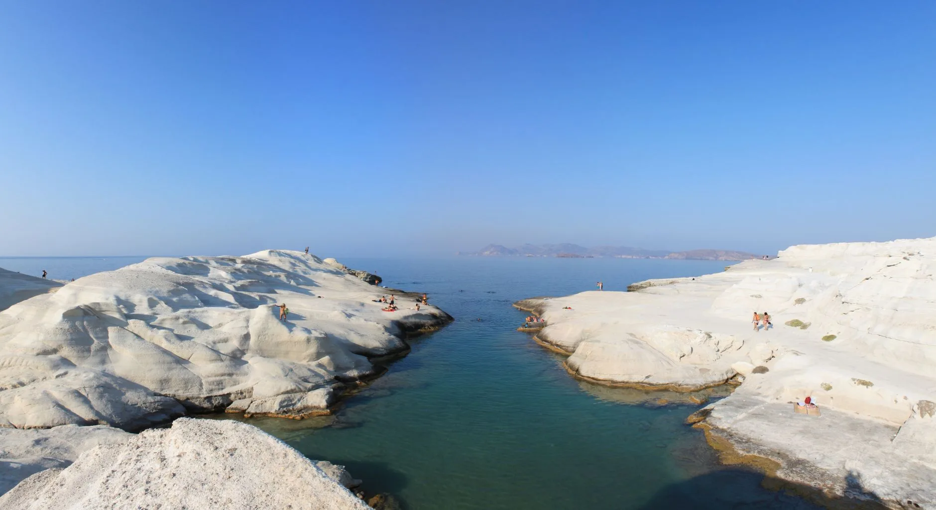 Rochers blancs et eau turquoise sur la côte de Milos
