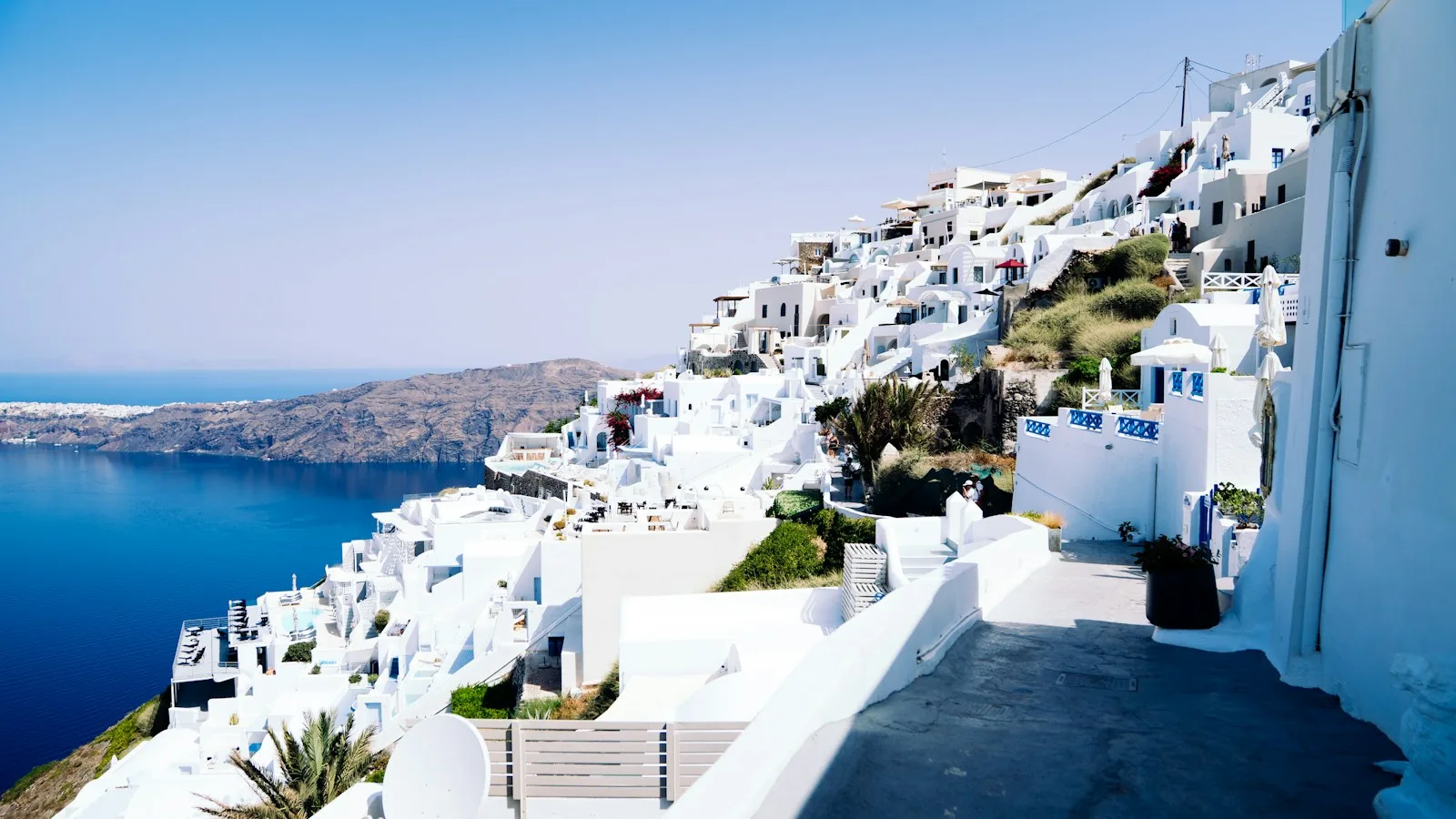 Maisons blanches et dômes bleus de Santorin face à la caldeira